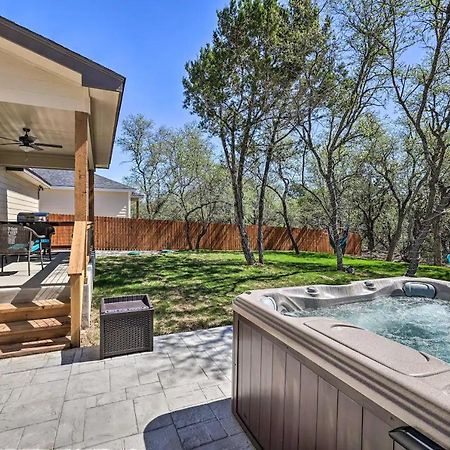 Convenient Cute Cottage Hot Tub Fire Pit Sleeps 6 Каньон-Лейк Экстерьер фото