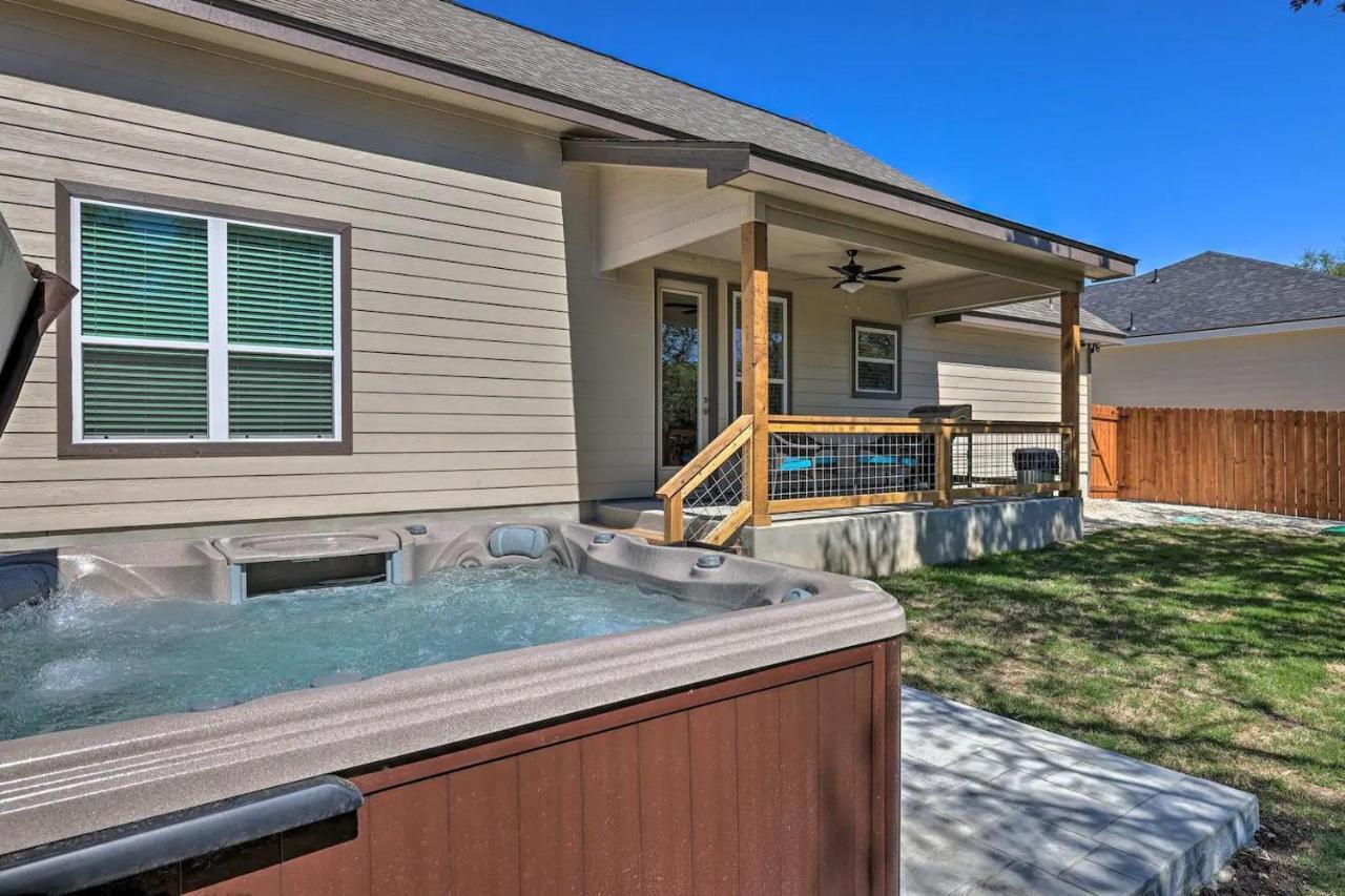 Convenient Cute Cottage Hot Tub Fire Pit Sleeps 6 Каньон-Лейк Экстерьер фото